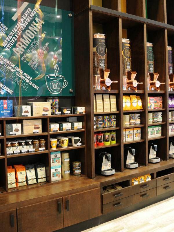 Arquitectura Comercial y Aplicaciones Gráficas para Café Martínez